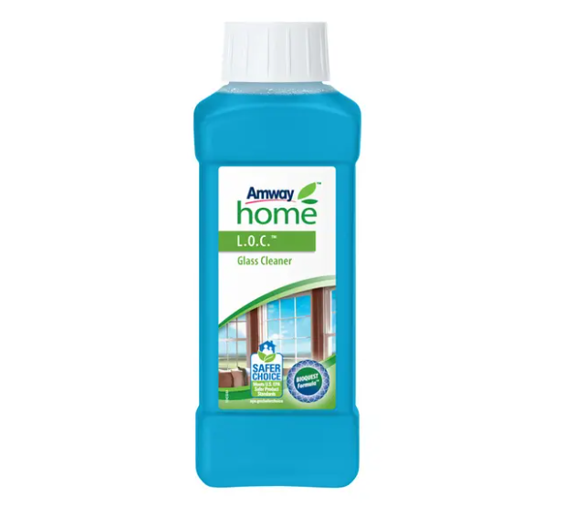 Botella de suplemento Nutrilite en un entorno minimalista